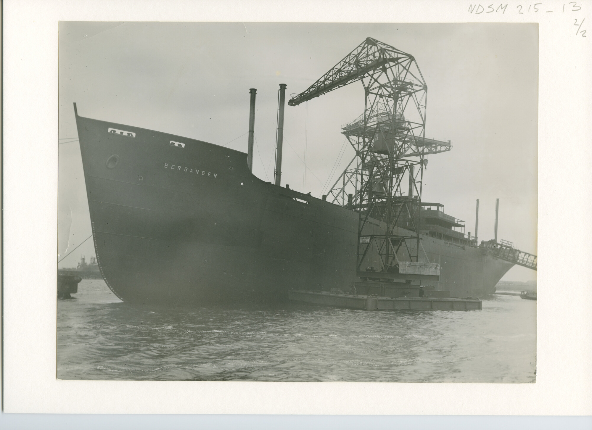 S.5444(0932)2; Foto van de Noorse vrachtschip ms. Berganger tijdens de afbouw; foto