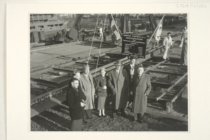 S.5219(12)0211; De Kiellegging van het zwavelzuurtankschip ms. 'Ina' bij de ASM; foto