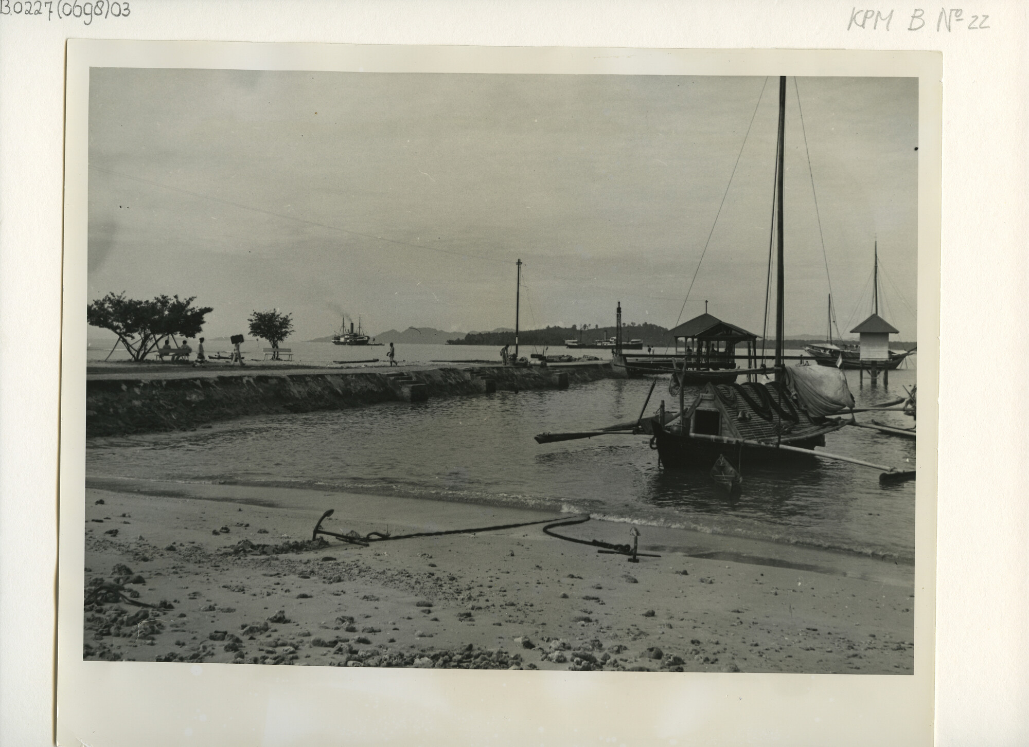B.0227(0698)03; Gezicht op de rede van Sibolga, twee Koninklijke Paketvaart [...]; foto