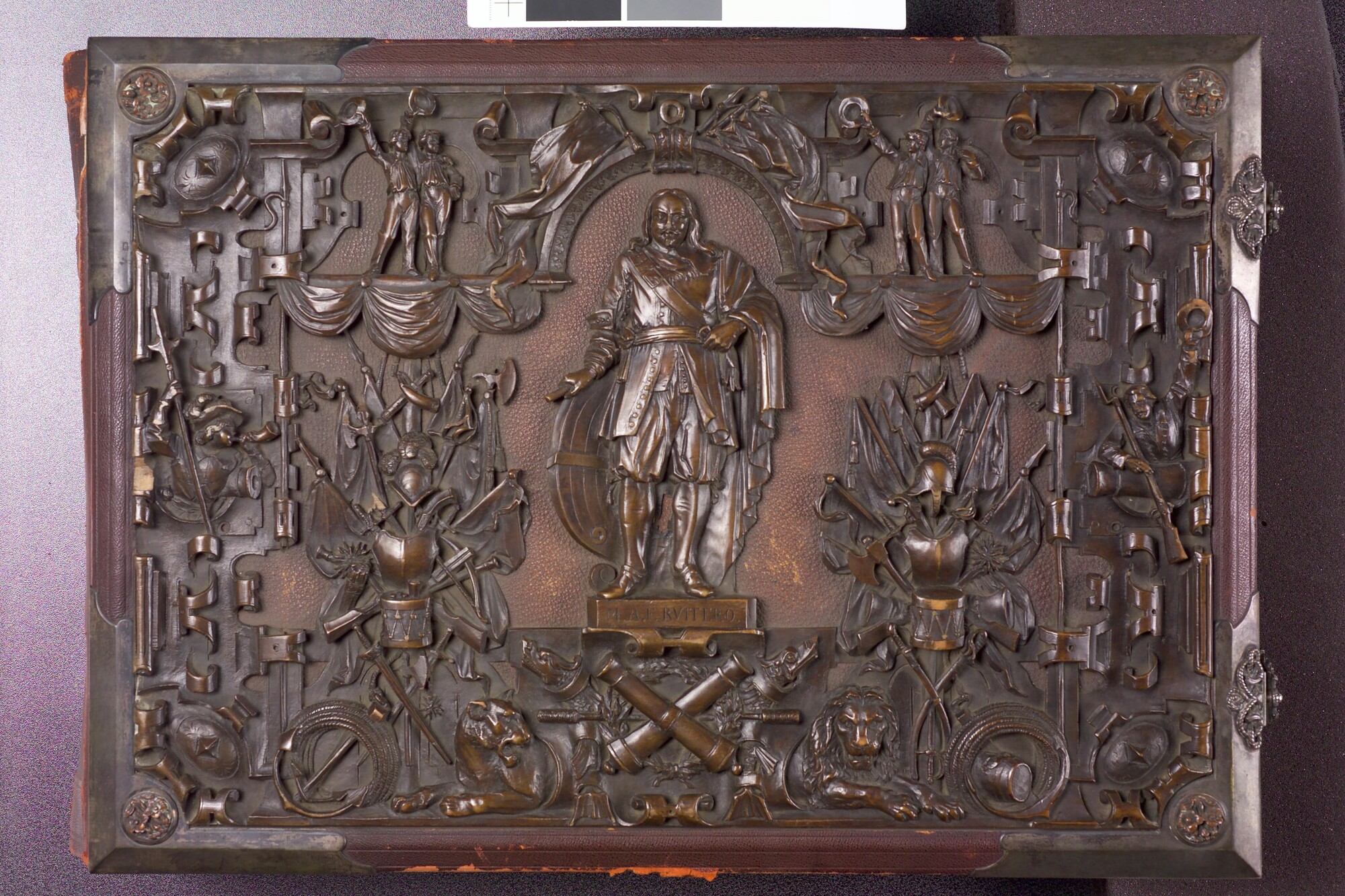 S.0576(01); Album met houtsnedes op het voorplat, aangeboden aan vice-admiraal James May; fotoalbum