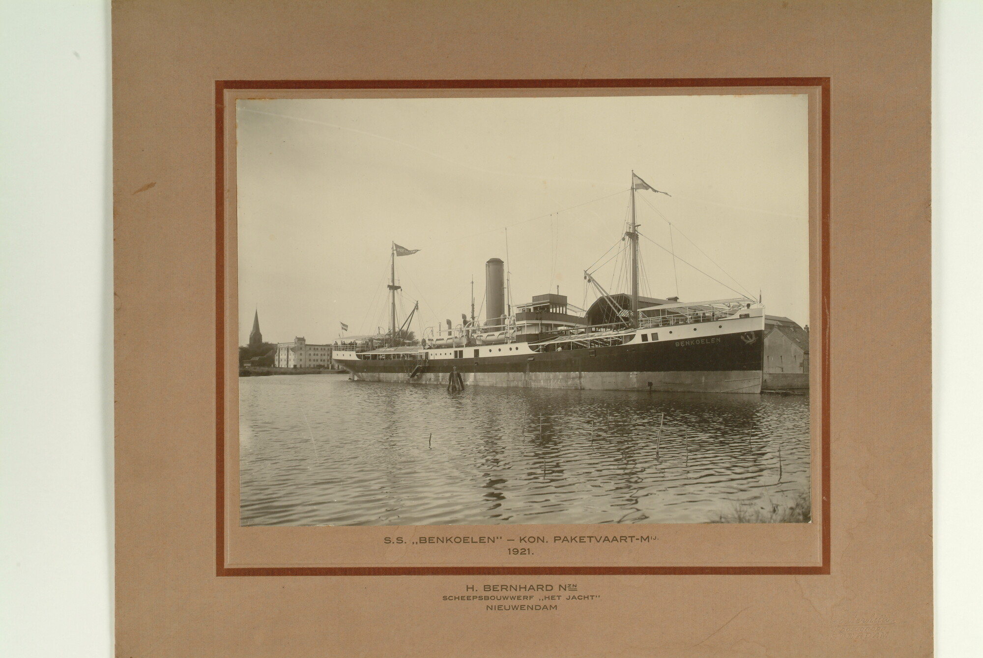 S.7166(15); Het vrachtschip ss. 'Benkoelen' van de KPM liggende bij de scheepswerf 'Het Jacht' te Nieuwendam; foto