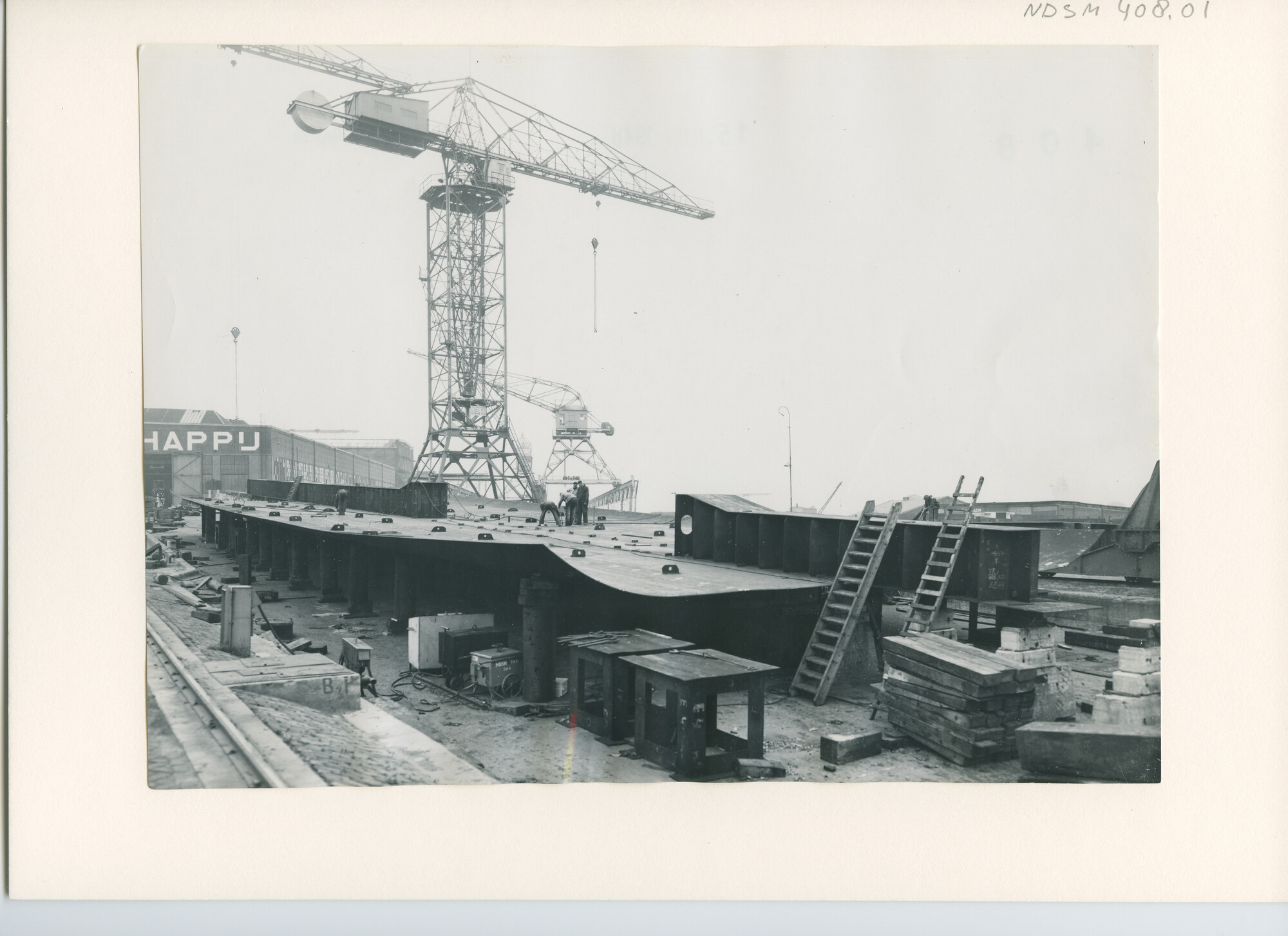 S.5444(1758); Foto van het vrachtschip ms. Hoogkerk in aanbouw bij de NDSM; foto