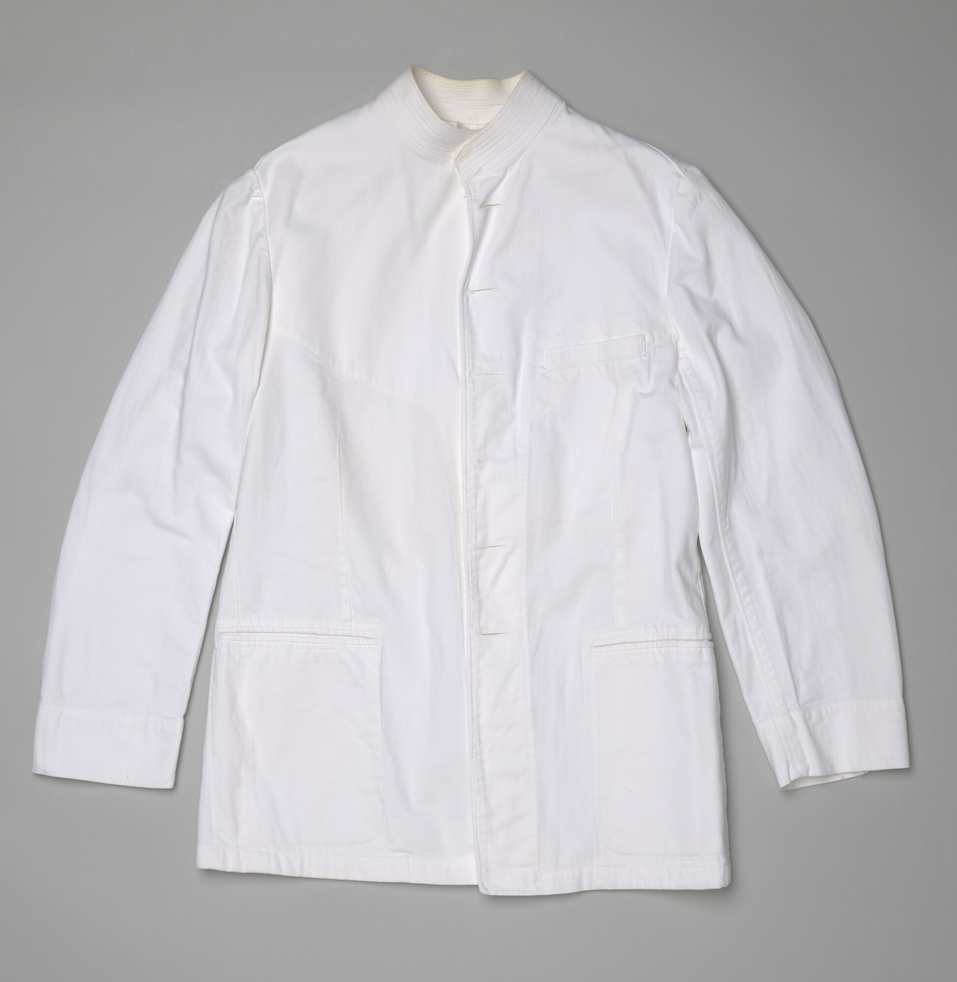 2021.0439; Witte uniformjas, zgn. jasje tutup of toetoep, onderdeel van een tropenuniform; jas