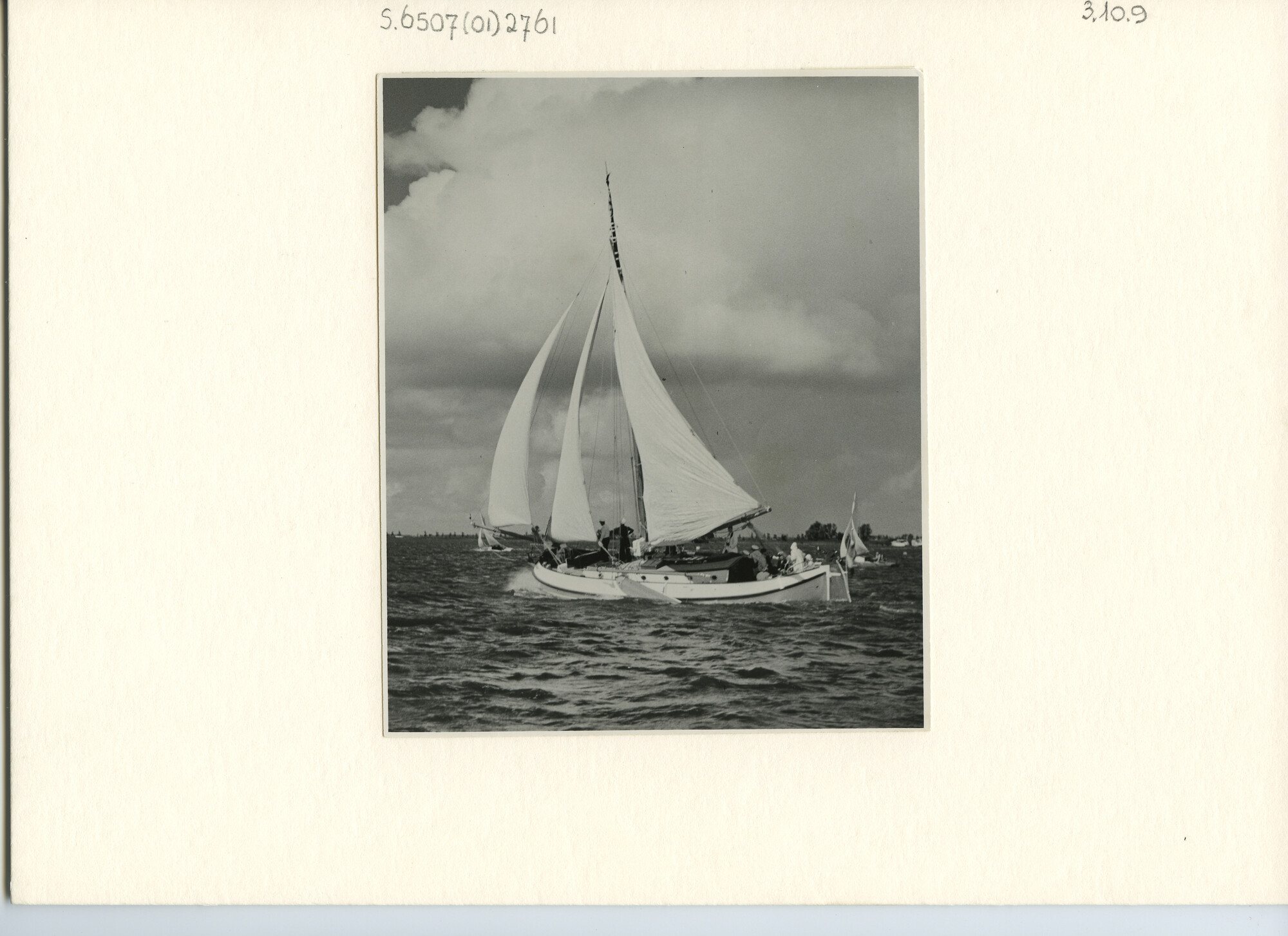 S.6507(01)2761; Foto van de Lemsteraak De Groene Draeck, met halve wind onder kluiver, fok en grootzeil op open water; foto