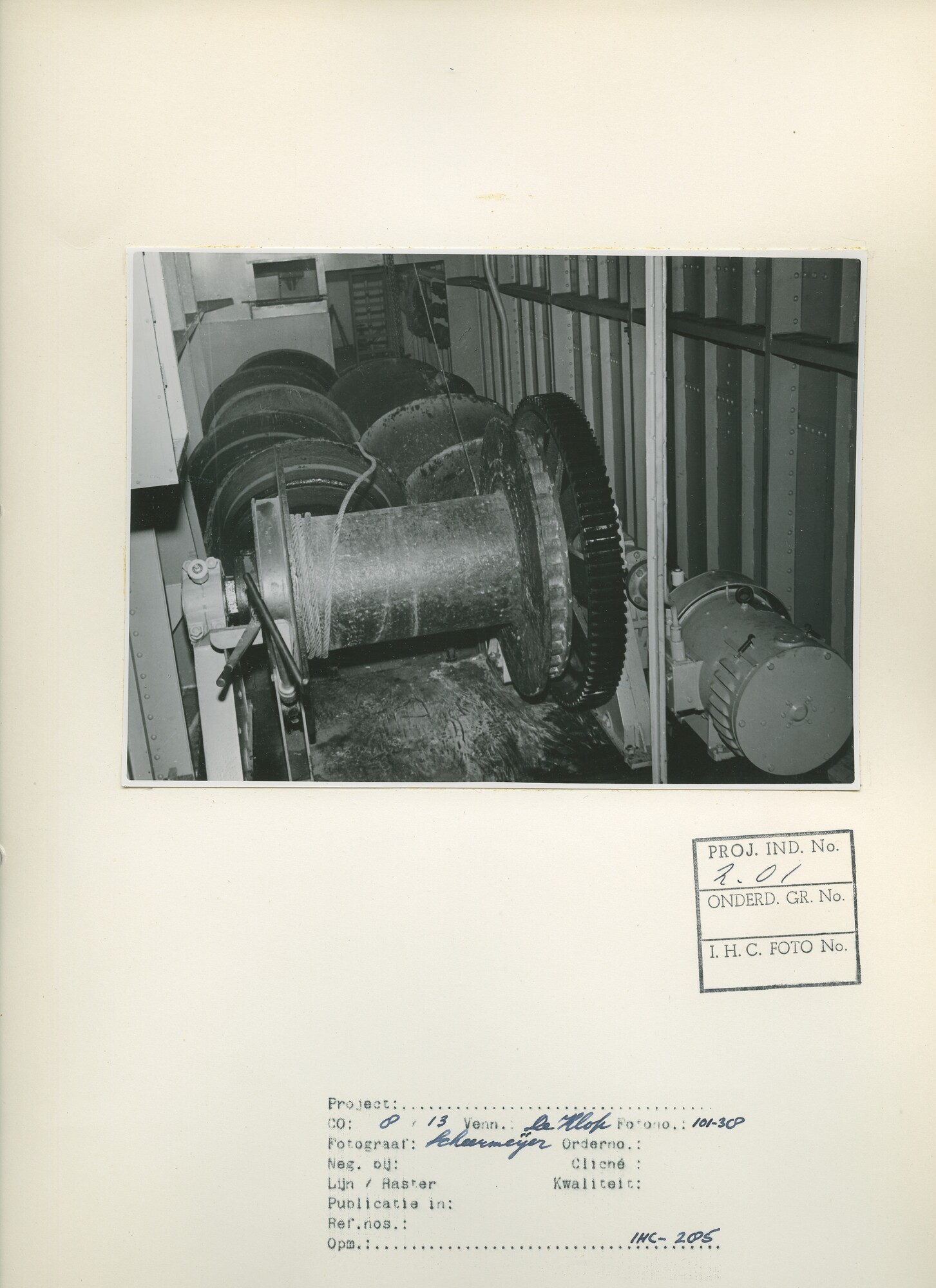 S.6268(53)08; Blad met foto van de emmerbaggermolen Afrika; foto