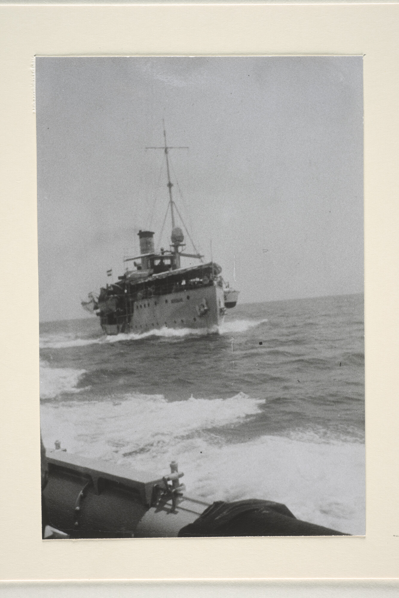 1995.1841; De mijnenlegger Hr.Ms. 'Serdang' varende in tropische wateren, gezien van een ander schip (vooraanzicht); foto