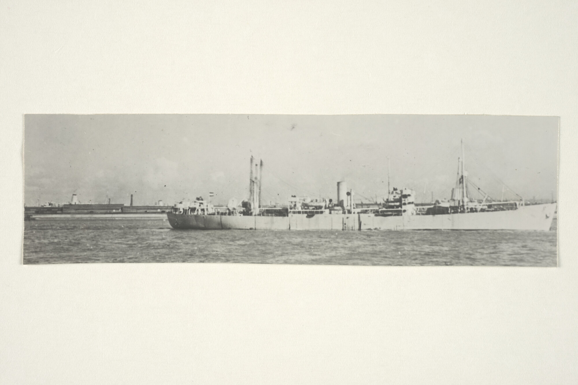 2000.3303; Het vrachtschip ss. Govert Flinck in een haven; foto