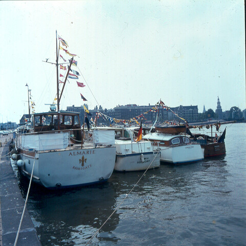 S.9100(4145); Amsterdam police band saluts golden armada. Dia van de Amsterdamse [...]; diapositief