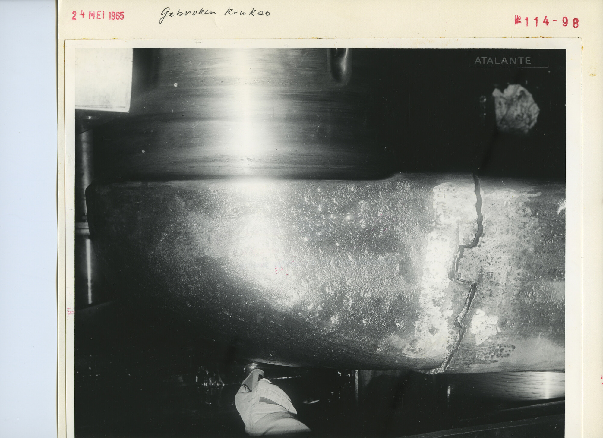 S.5444(4434)05; Foto van schade aan een gebroken krukas van de hoofdmotor van de Atalante; foto