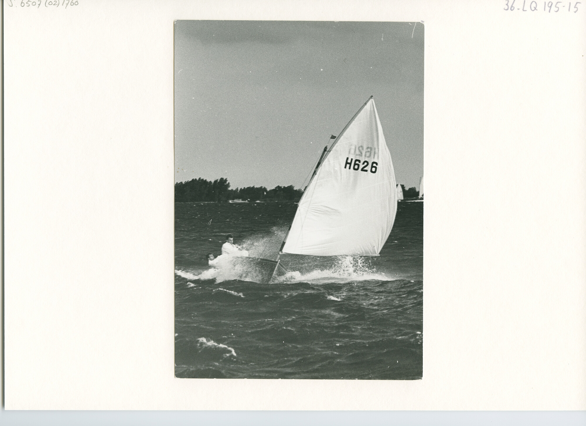 S.6507(02)1760.01; Zwart-wit foto van twaalfvoetsjollen op de Westeinderplassen; foto