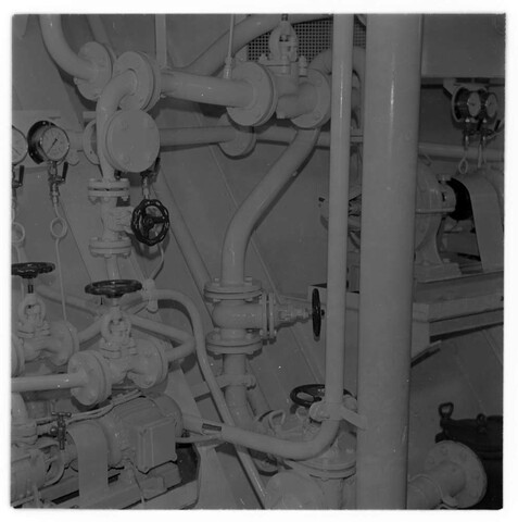 S.5219(12)0643a; Negatieven van de machinekamer van het container vrachtschip ms "Otto Porr" gebouwd op de ASM-werf voor rederij Franz Hagen te Hamburg; negatief