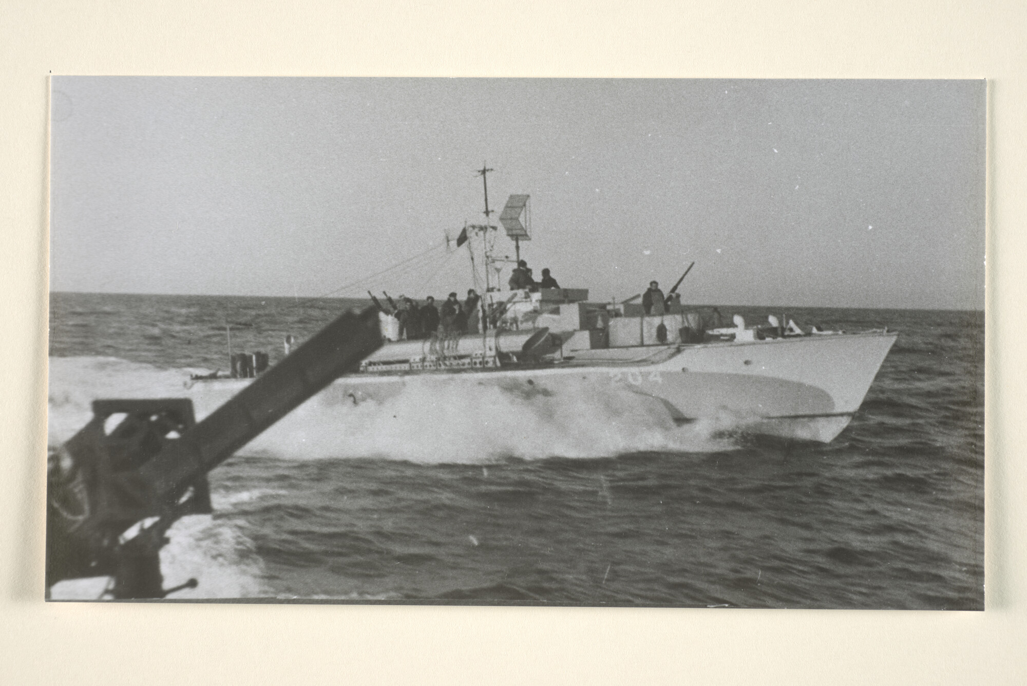 1994.7287; De motortorpedoboot Hr.Ms. Valk (MTB 204), type Vosper, gezien vanaf een andere MTB [...]; foto
