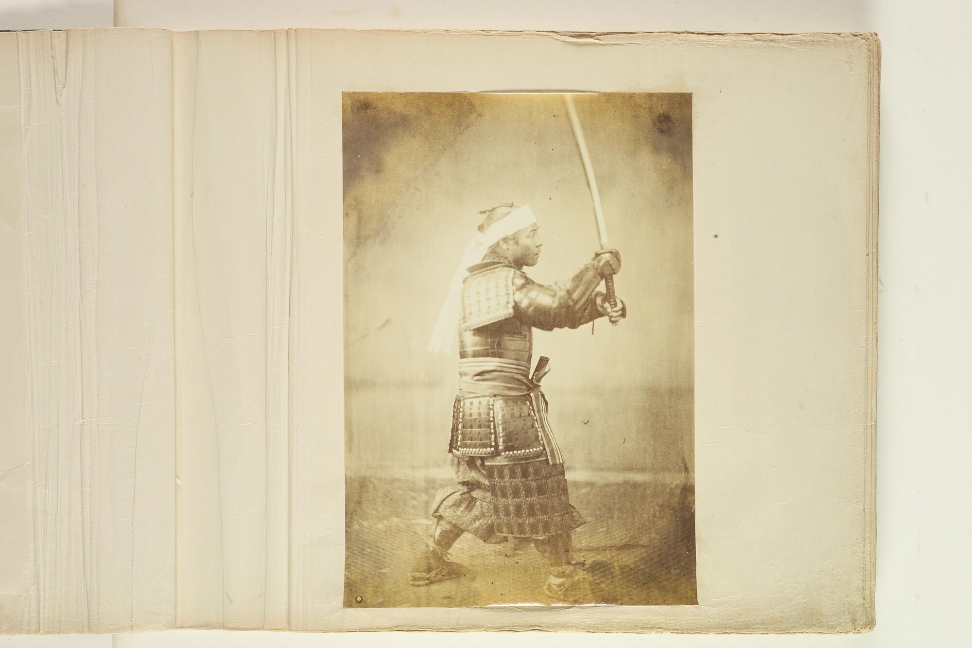 S.3628(02); Album nr. 1 uit een serie van drie van de Nederlandse consul in Japan Dirk de Graeff van Polsbroek; fotoalbum