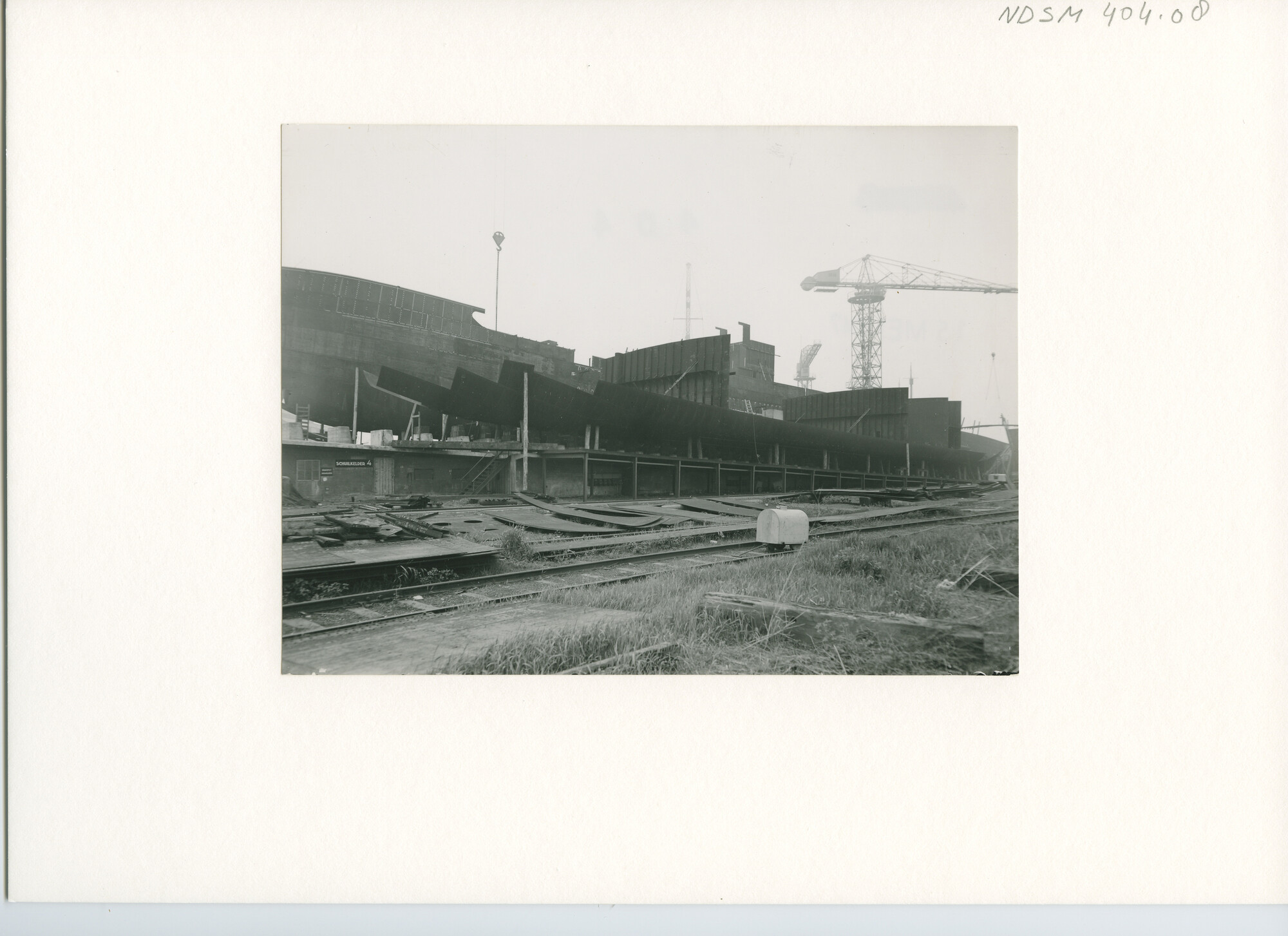 S.5444(1715); Foto van het vracht-passagiersschip ms. Kaloekoe in aanbouw bij de NDSM; foto