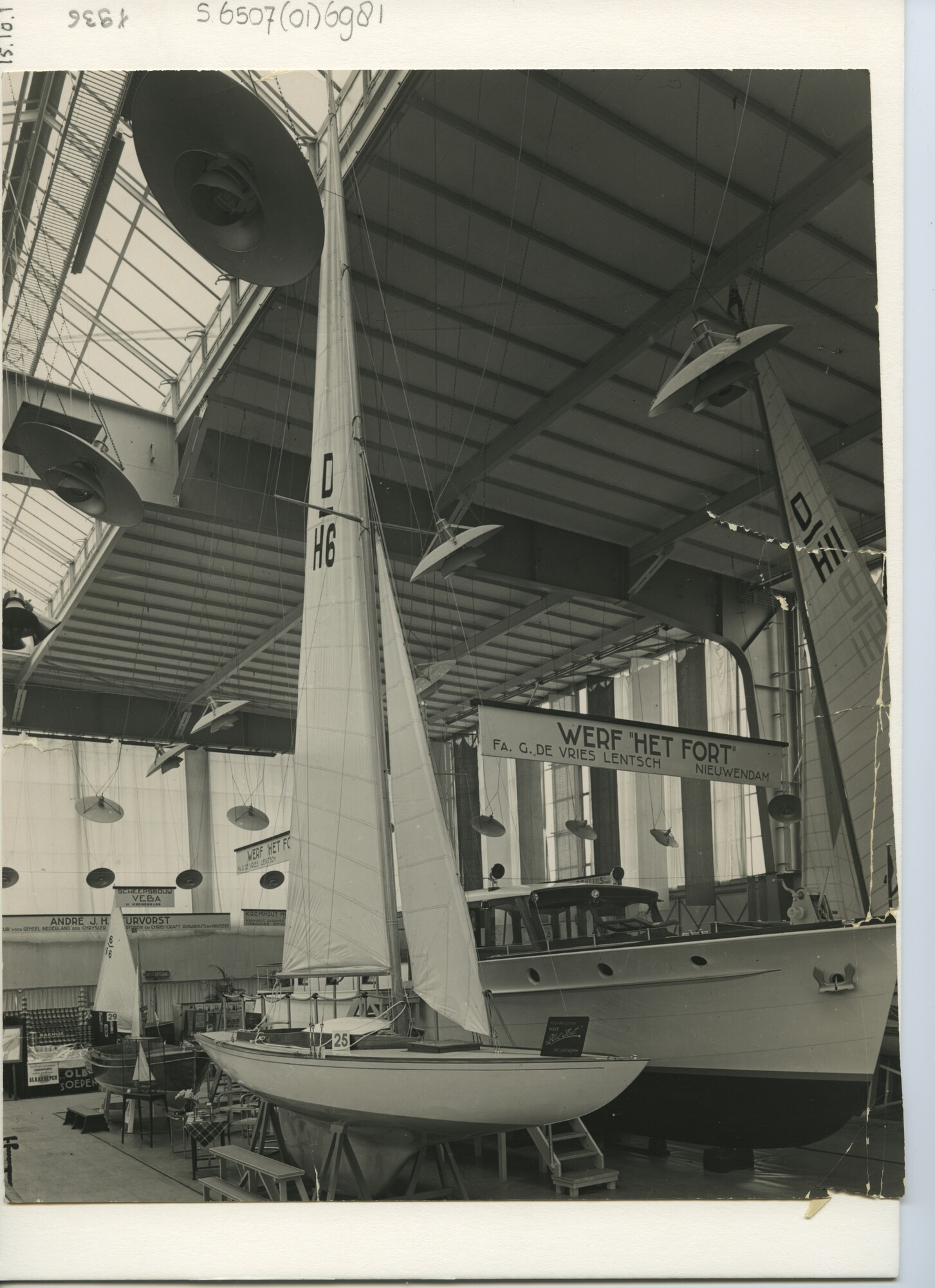 S.6507(01)6981; Foto van Hiswa 1936: de stand van de werf "Het Fort"  Nieuwendam, een motorboot en 2 draken; foto