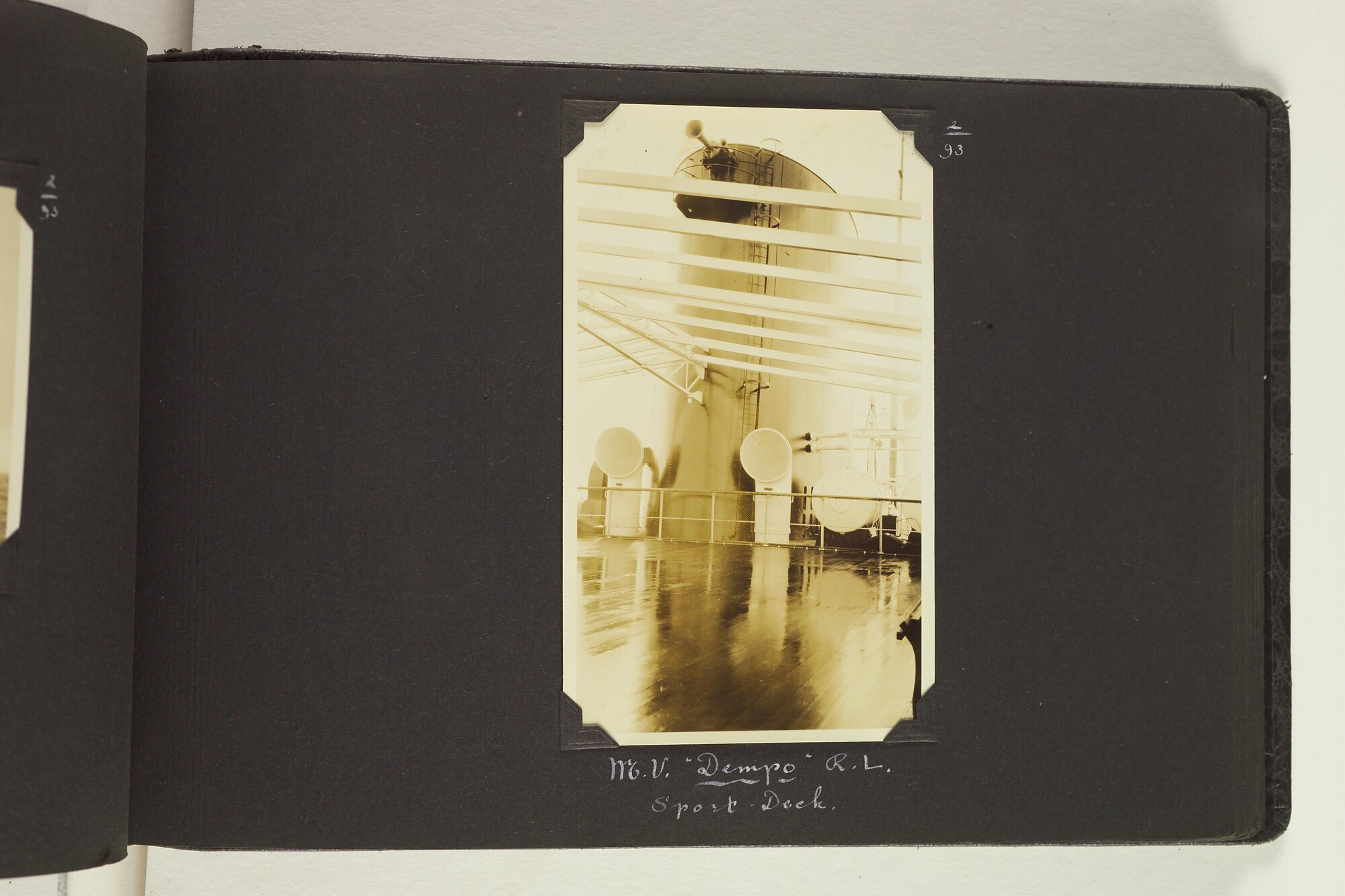 S.6156(06)l; Fotoalbum l) uit een serie van veertien uit de Collectie Job over zijn reizen met ss. 'Stuyvesant' en 'Venezuela' van de KNSM [...]; fotoalbum