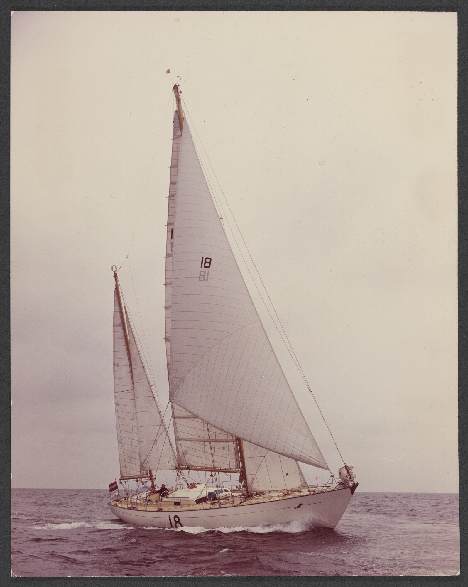 2025.0263; Kleurenfoto van Gerard Dijkstra op oceaanracer Second Life tijdens de Observer Single-Handed Trans-Atlantic Race 1972; foto