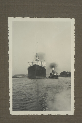 2001.1755; Omslag met vele foto's en knipsels van meest bergingsactiviteiten door Reederij v/h Gebroeders Goedkoop te Amsterdam in de periode 1929 / 1949; omslag