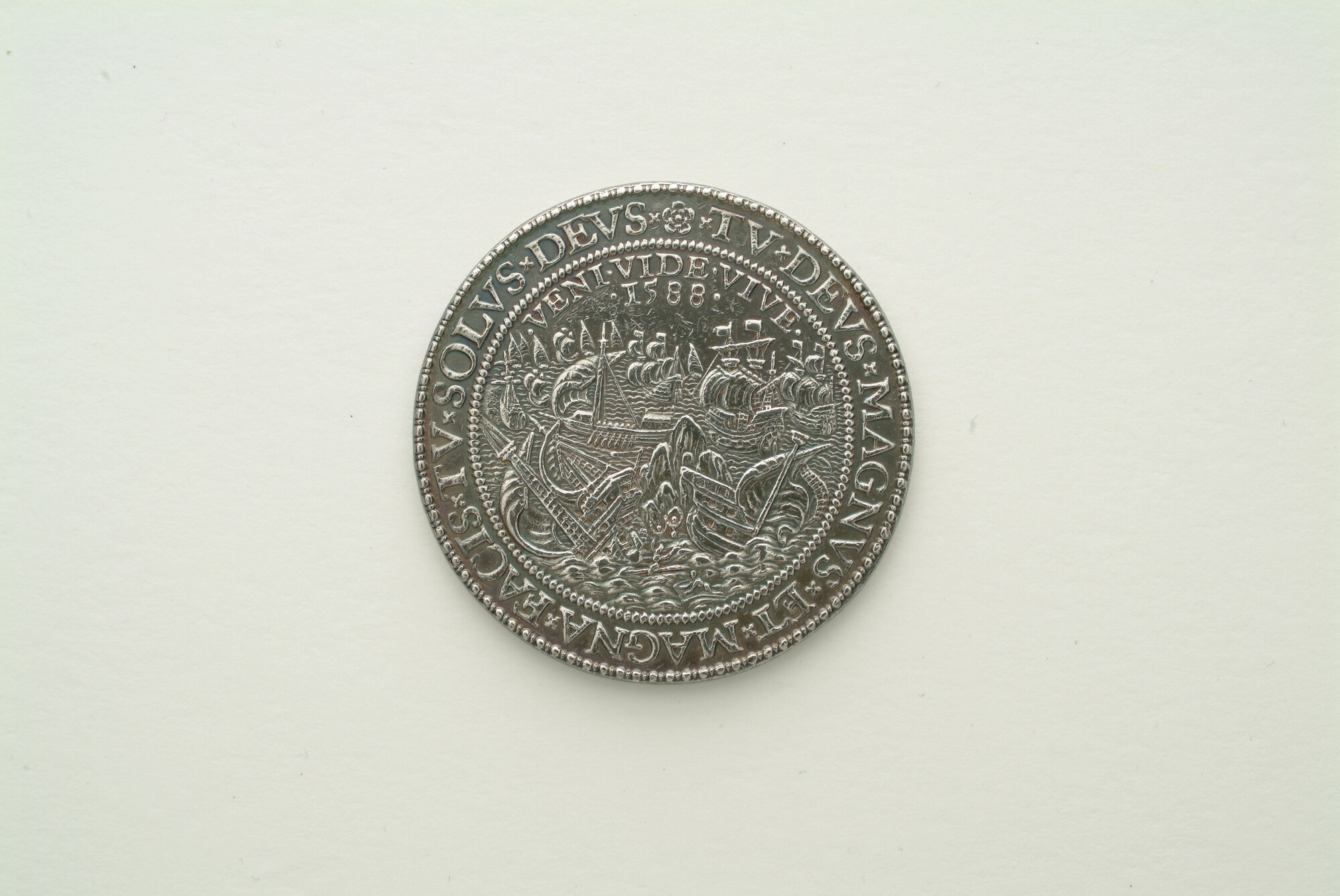 S.1048(02)02; Penning op de vernietiging van de onoverwinnelijke Spaanse vloot, 1588; penning