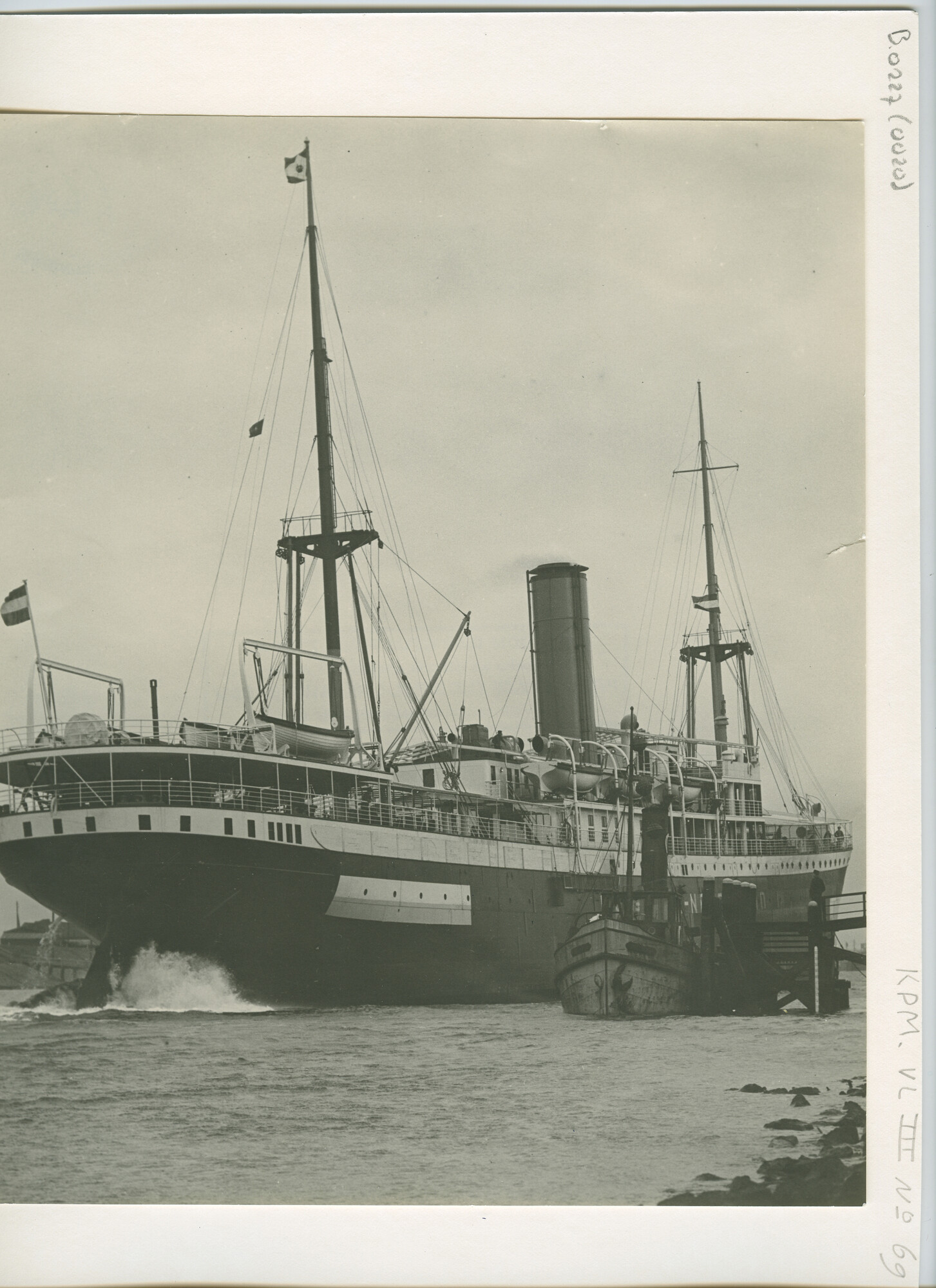 B.0227(0020); Foto van het vracht-passagiersschip ss. Barentsz vlak voor het vertrek voor de proefvaart; foto