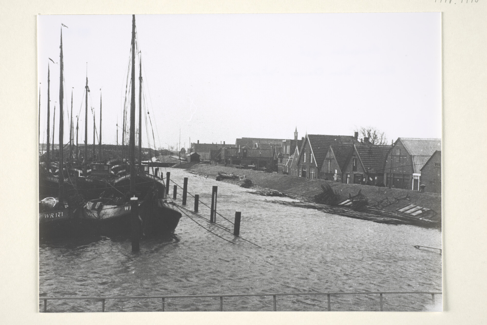 1997.1498; De haven van Den Oever met Wieringeraken, december 1936; foto