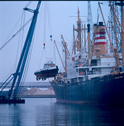 S.9100(8836); Dia van het Indonesische vrachtschip ms. 'Pratita' uit Jakarta; diapositief