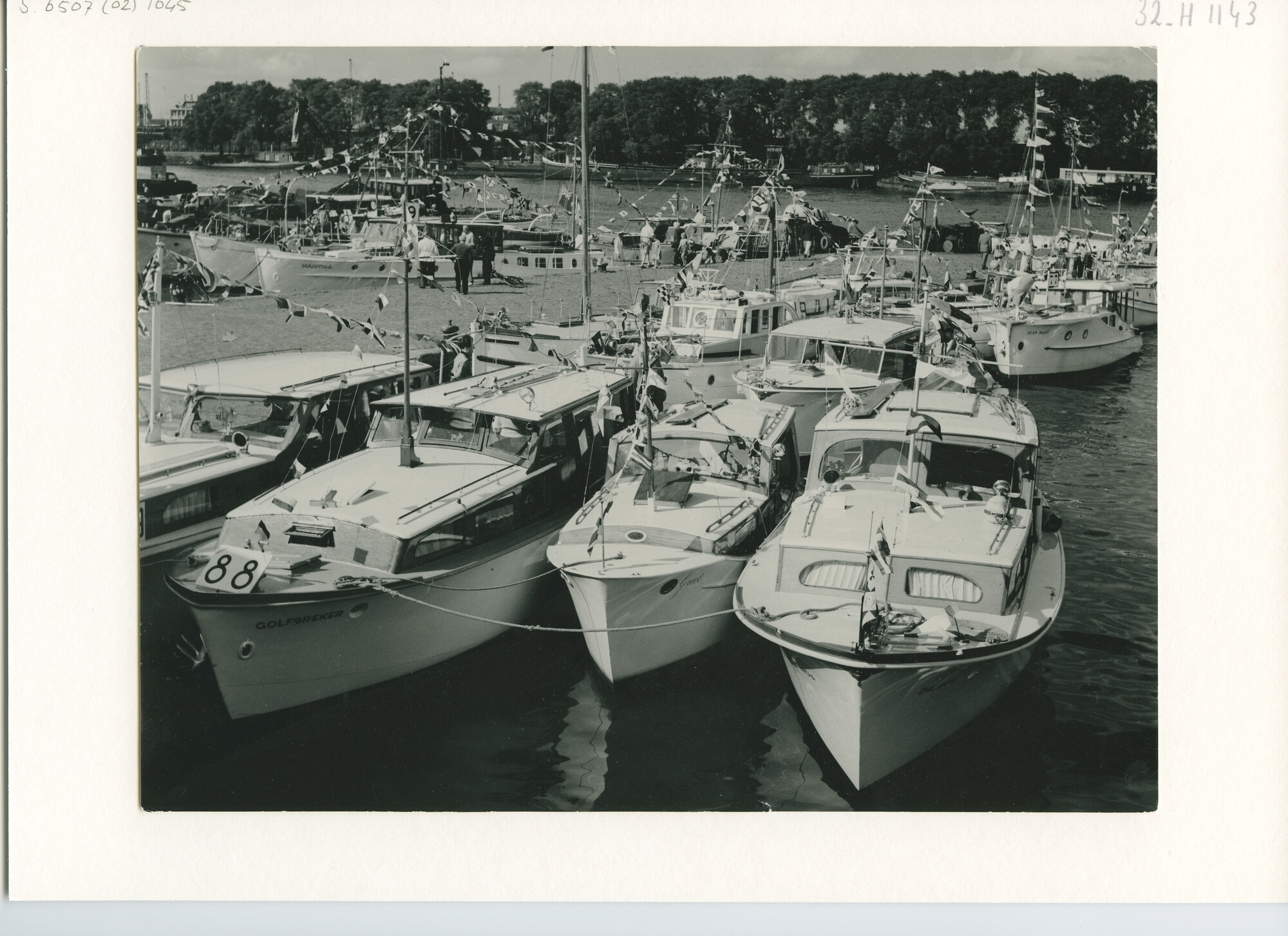 S.6507(02)1645.03; Zwart-wit foto van de deelnemers aan de Pavillon d'Or 1955, stertocht voor motorjachten afgemeerd in het Oosterdok te Amsterdam; foto