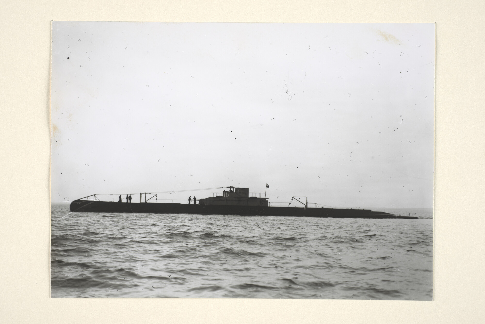 1994.7359; De onderzeeboot Hr.Ms. 'O 16', tijdens de proefvaart, april 1936; foto
