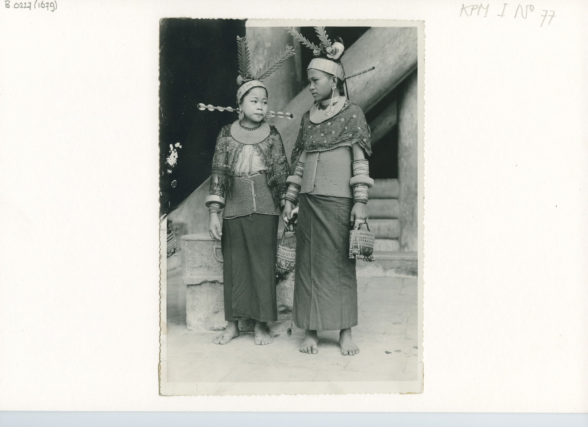 B.0227(1679); Foto van twee meisjes van Bawamataluo (Nias) in feesttenue; foto