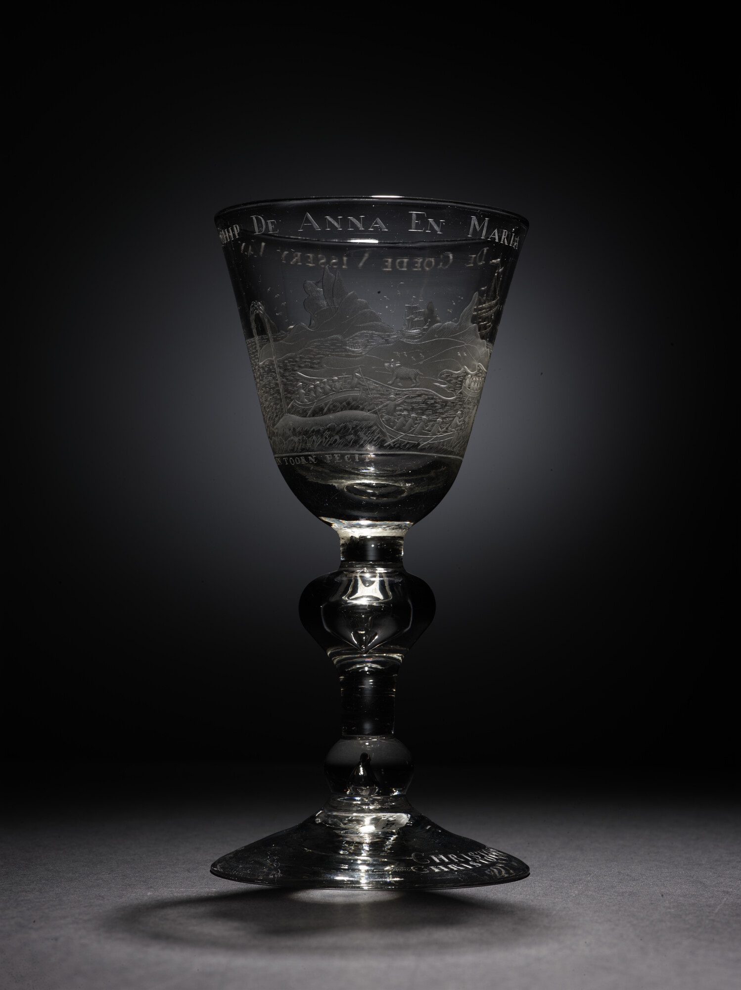 2020.0003; Bokaal met radgravure van een voorstelling van de walvisvaart en opschrift 'De goede visserij van 't schip de Anna en Maria'; drinkglas