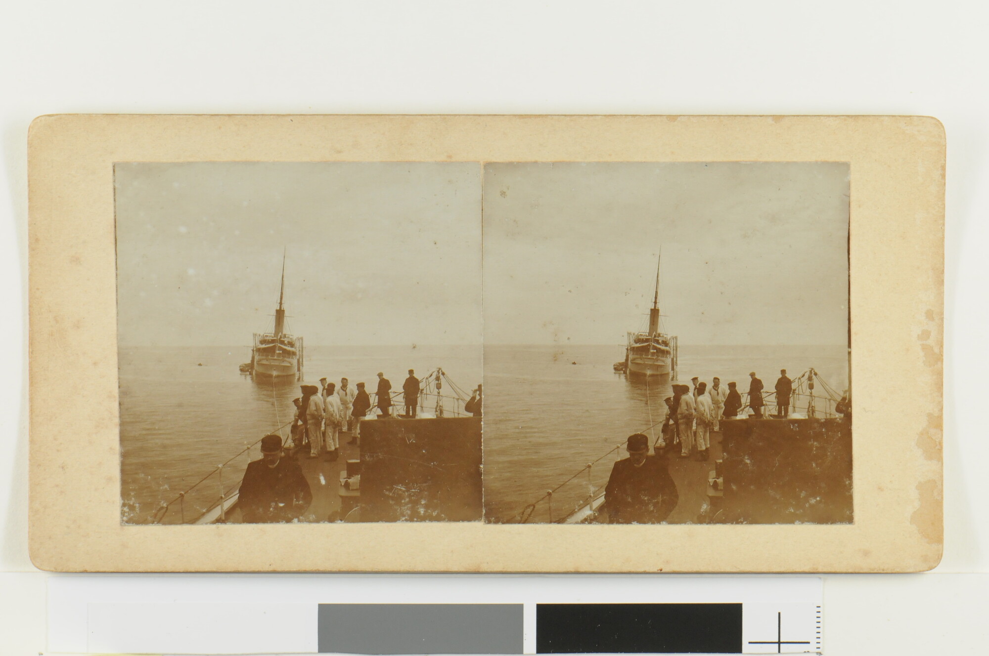 RS.0713(24); Het toeristenschip "Ile de France" wordt gesleept door Hr.Ms. Friesland; foto