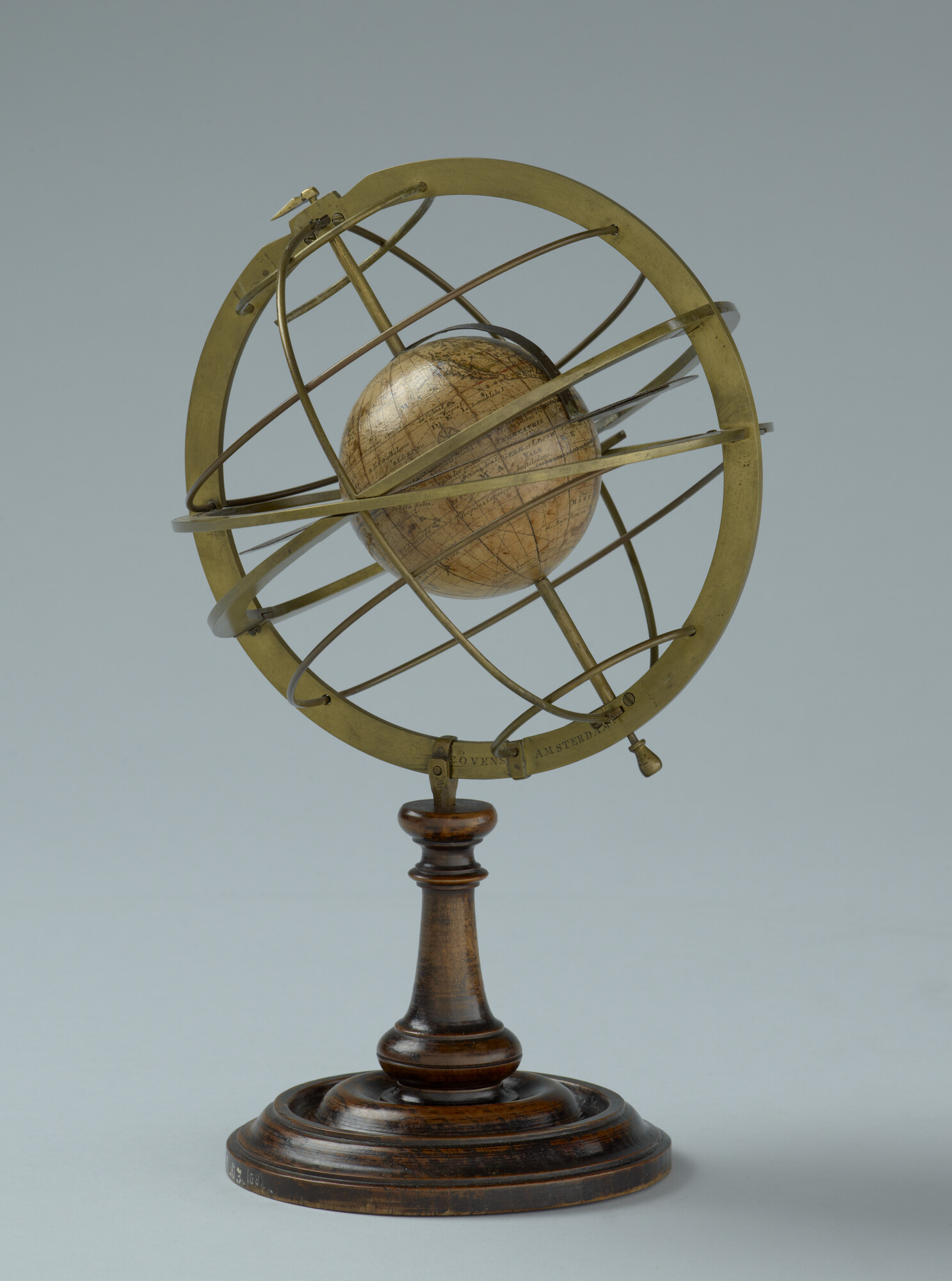 B.0024(01); Navisphere (hemelglobe) van ca. 23 cm. in doorsnede ontworpen door H. de Magnac, in originele houten kist; navisphere