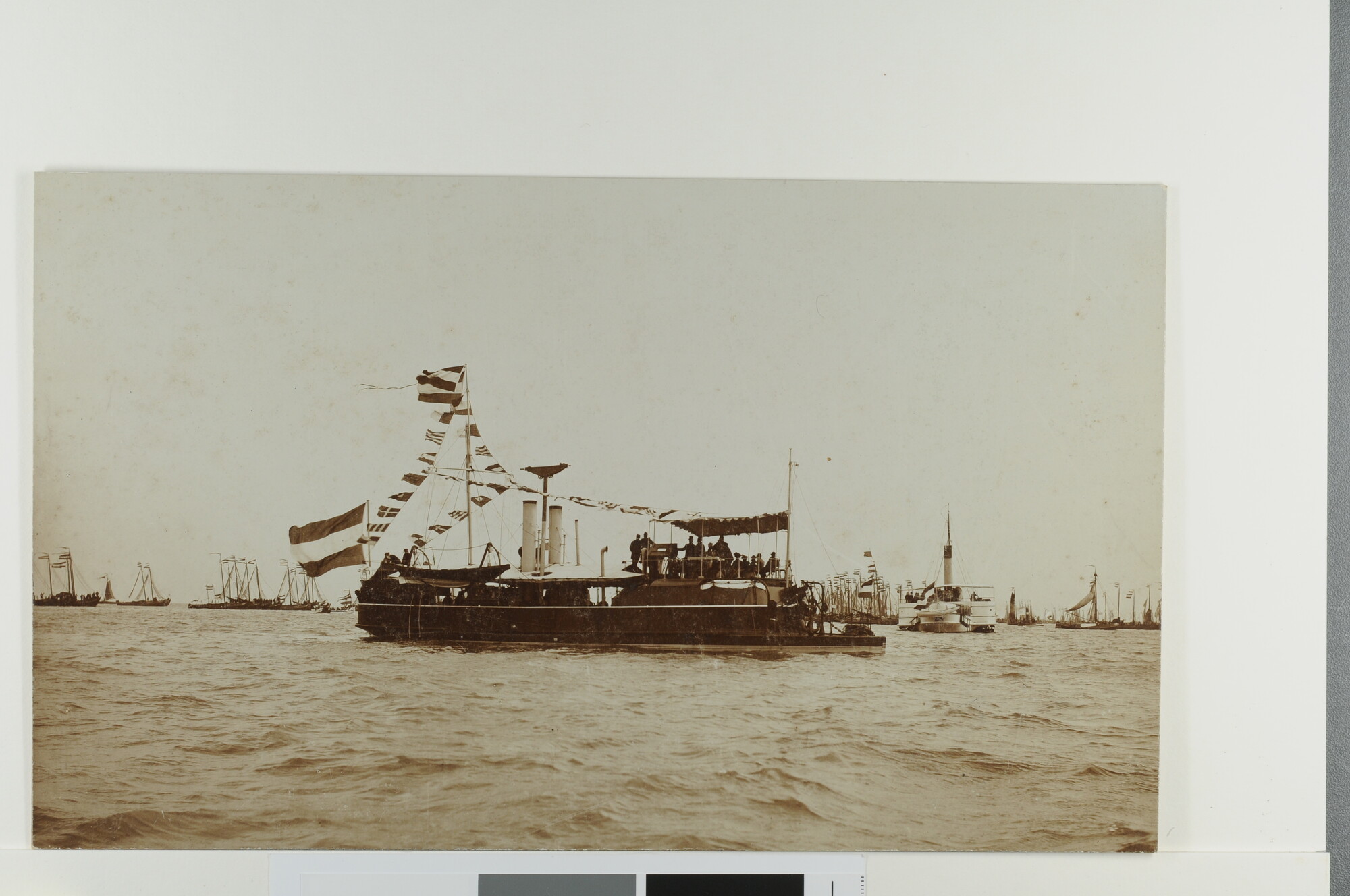 A.4426(14); De stoomkanonneerboot Hr.Ms. 'Ever' tijdens de vissersvloot-revue bij Muiden; foto