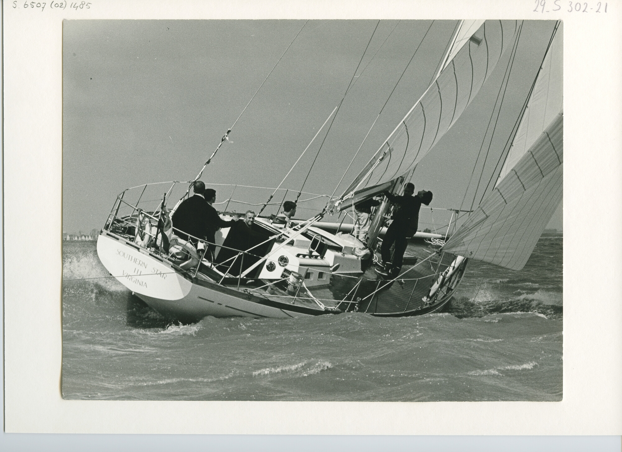 S.6507(02)1485.02; Zwart-wit foto van het van polyester gebouwde, sloep-getuigde jacht Southern Star; foto