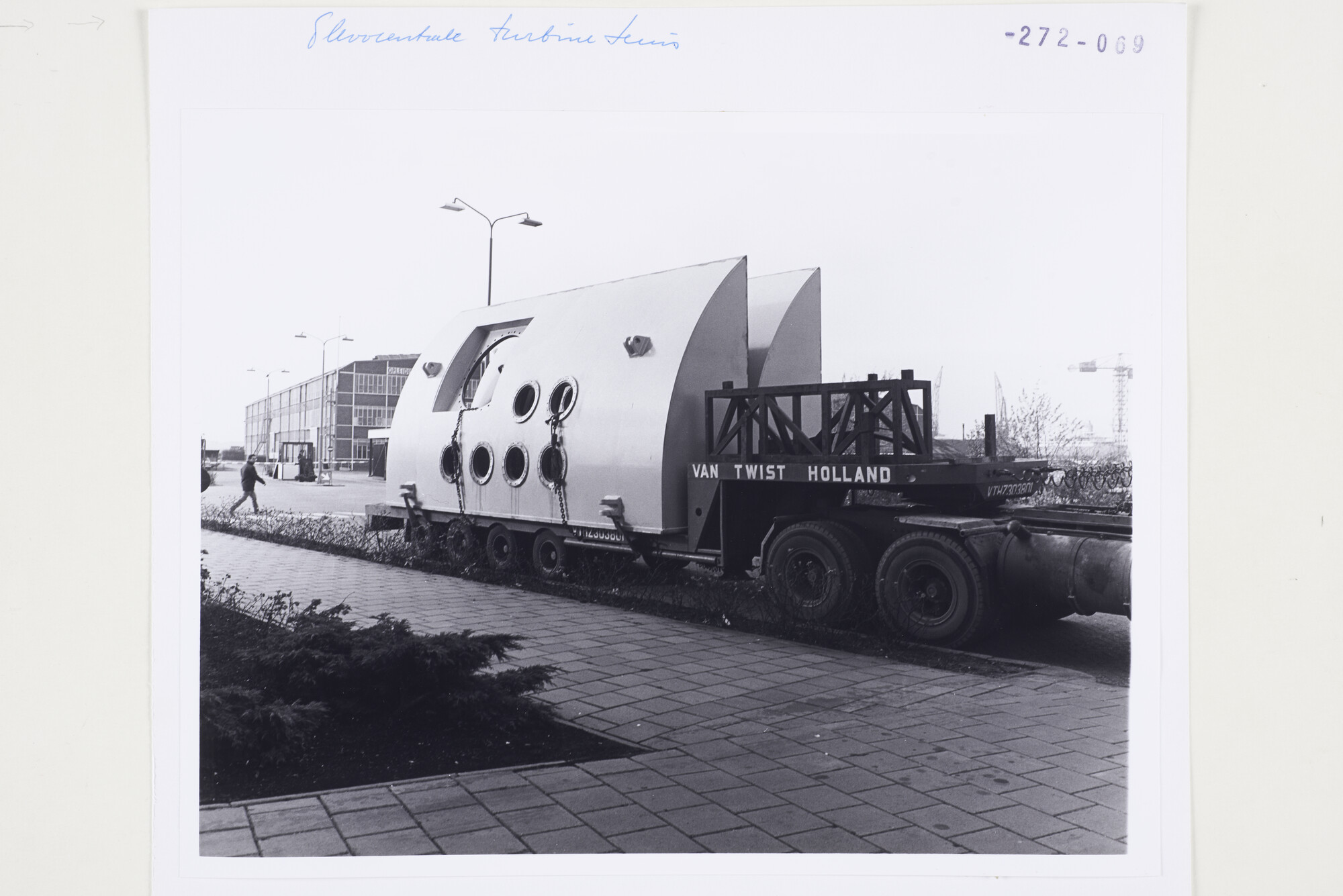S.5444(05438)02; Foto van een transport van een turbinehuis; foto