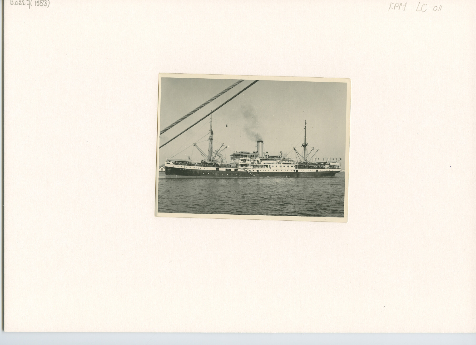 B.0227(1583); Foto van het vracht-passagiersschip ss. Valentijn van de KPM; foto