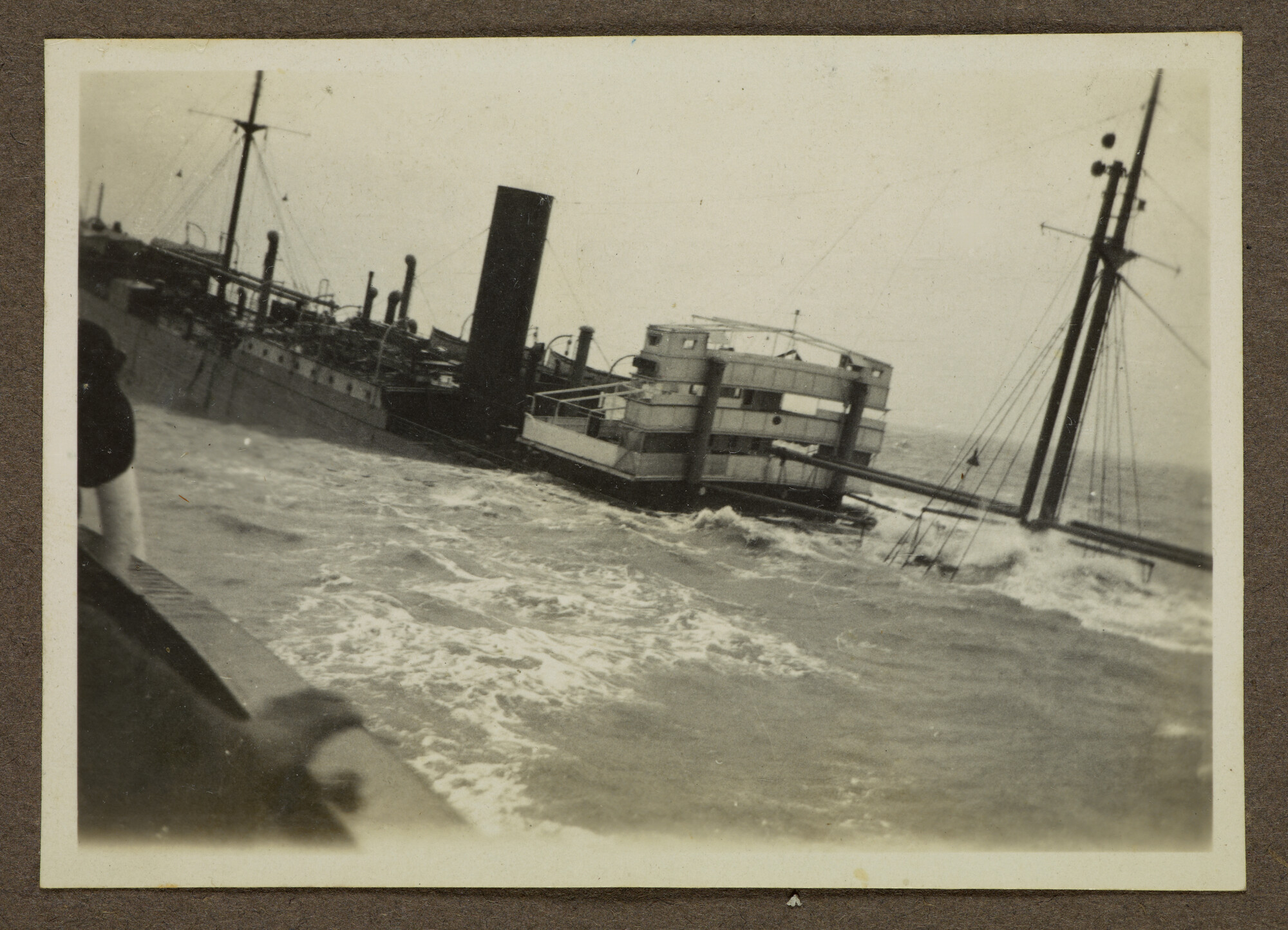 S.5946; Persoonlijk album van marconist J.D. van Schooten met fotos tijdens reizen [...]; fotoalbum