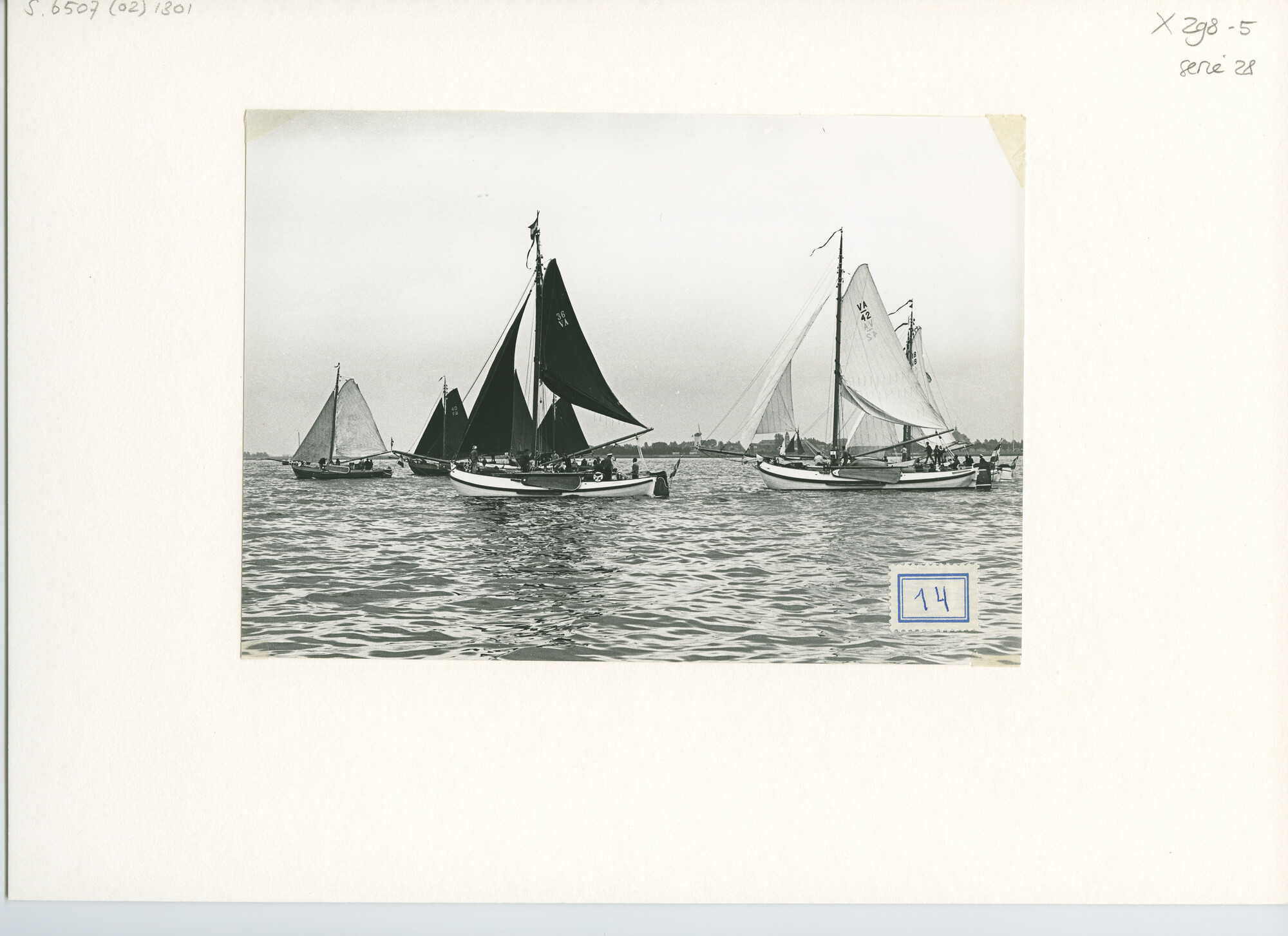 S.6507(02)1301.02; Zwart-wit foto van de reünie van ronde en platbodemjachten te Willemstad; foto