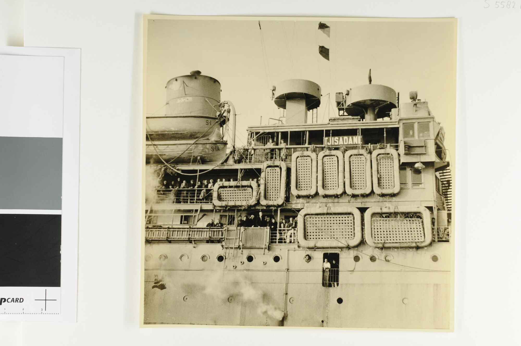 S.5582 a 0722; Het tot troepentransportschip omgebouwde passagiersschip ss. Tjisadane van [...]; foto