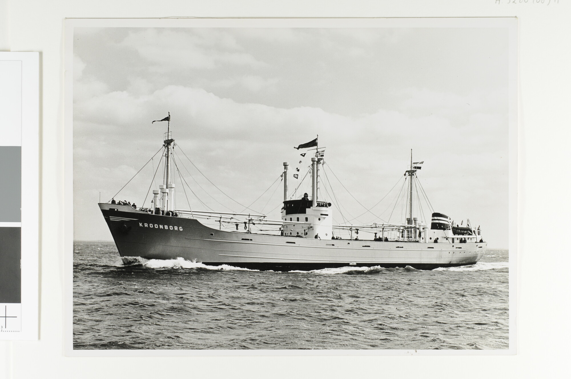 A.5260(08)11; De coaster ms. 'Kroonborg' van E. Wagenborg's Scheepvaart & Expeditiebedrijf, gebouwd in 1953 bij Gebroeders Niestern BV; foto