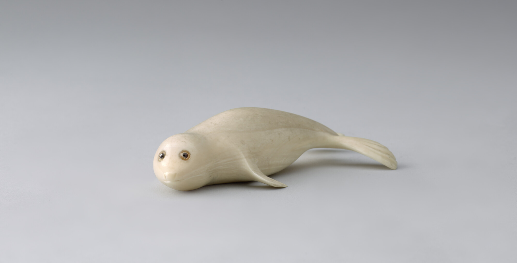 2012.1401; Beeld van een zeehond gemaakt van potvistand; beeld