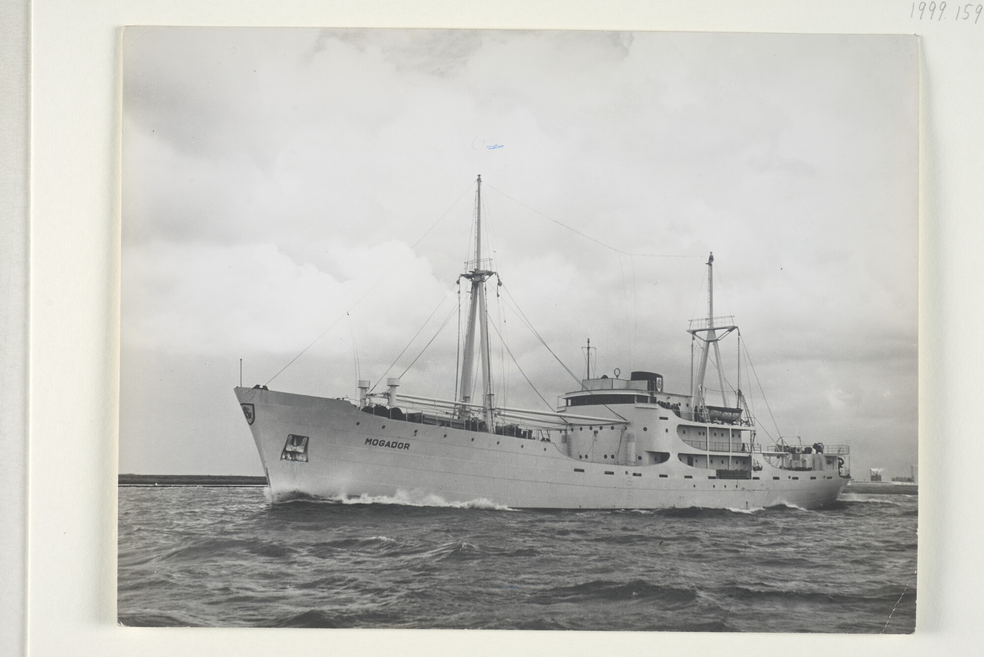 1999.1591; Het Franse vrachtschip ms. Mogador van de Compagnie Générale dArmements Maritimes uit Nantes [...]; foto