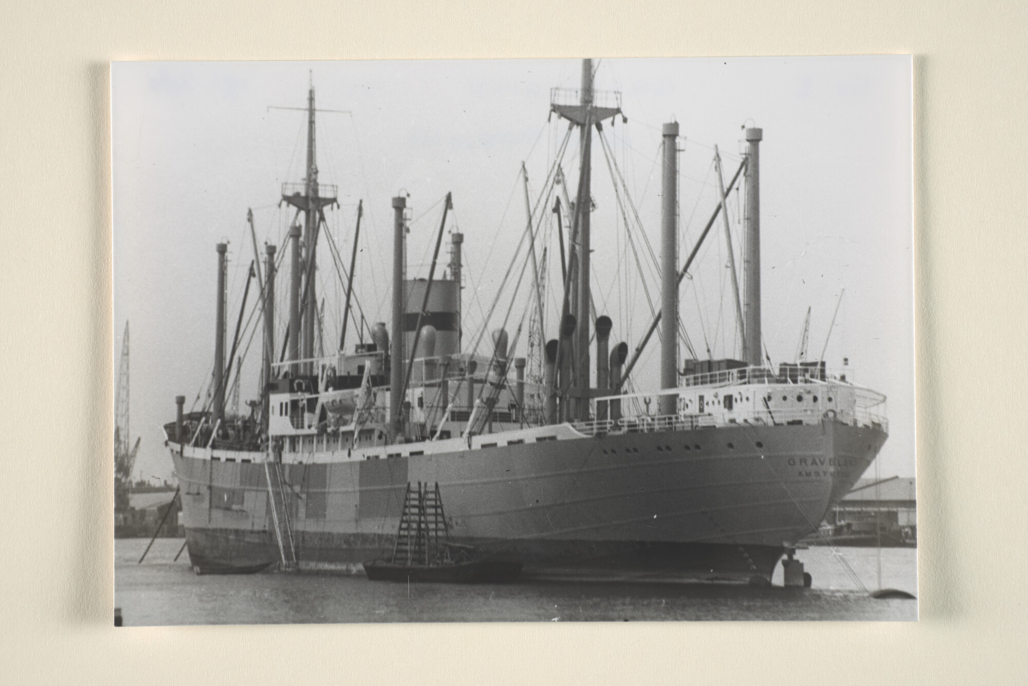 1995.5480; Het vrachtschip ms. 'Graveland' van de Koninklijke Hollandsche Lloyd ligt vermoedelijk in Amsterdam voor anker; foto