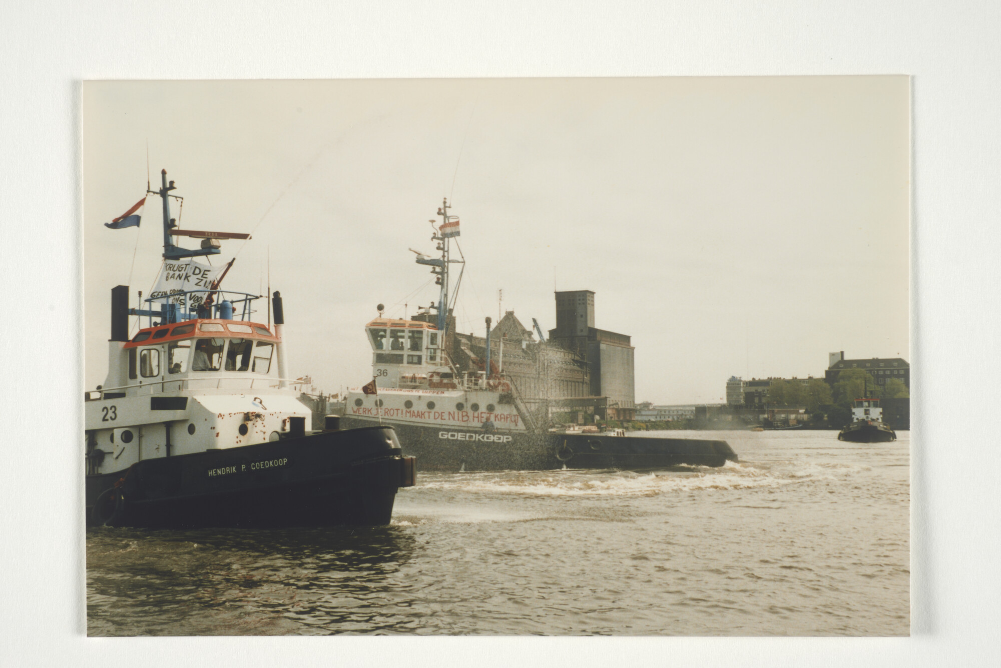 2001.1685; Met de NIB in de WW. Bezetting en demonstratie door het personeel van [...]; fotoreportage