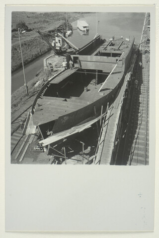 S.5219(12)0046; De coaster ms. 'Marin' in aanbouw op de helling van de Arnhemsche Stoomsleephelling Maatschappij (ASM); foto