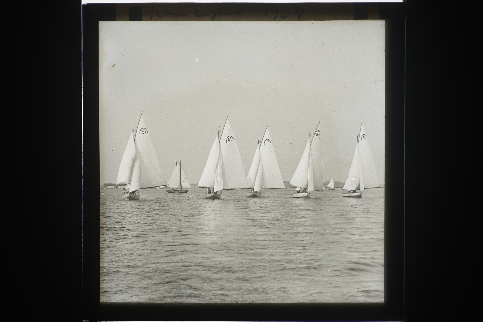 2014.0606; Vijftig lantaarnplaatjes met afbeeldingen van de Nederlandse watersport 1900-1935; lantaarnplaatje