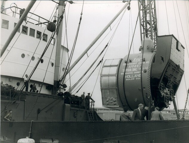 S.5219(12)0522; Fotos van het laden van de stoommachineketels No. 555 en No. 554 beide 48.000 kilo wegende [...]; fotoreportage
