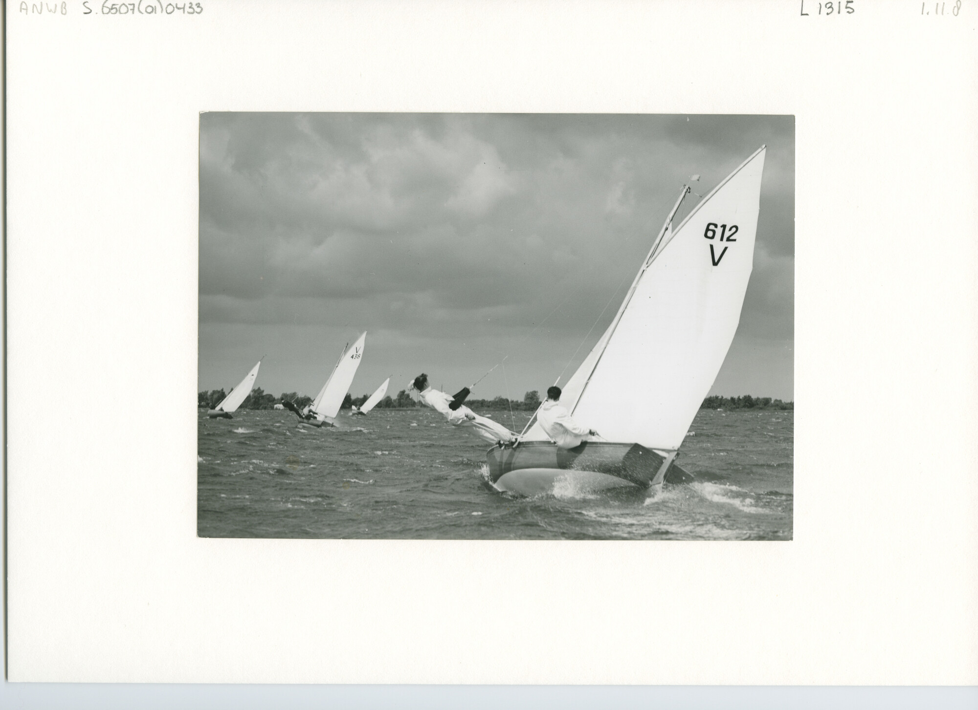 S.6507(01)0433; Foto van de Hollandweek I 1958: de Vrijheidsklasse met stevige bries op de Loosdrechtse Plassen; foto
