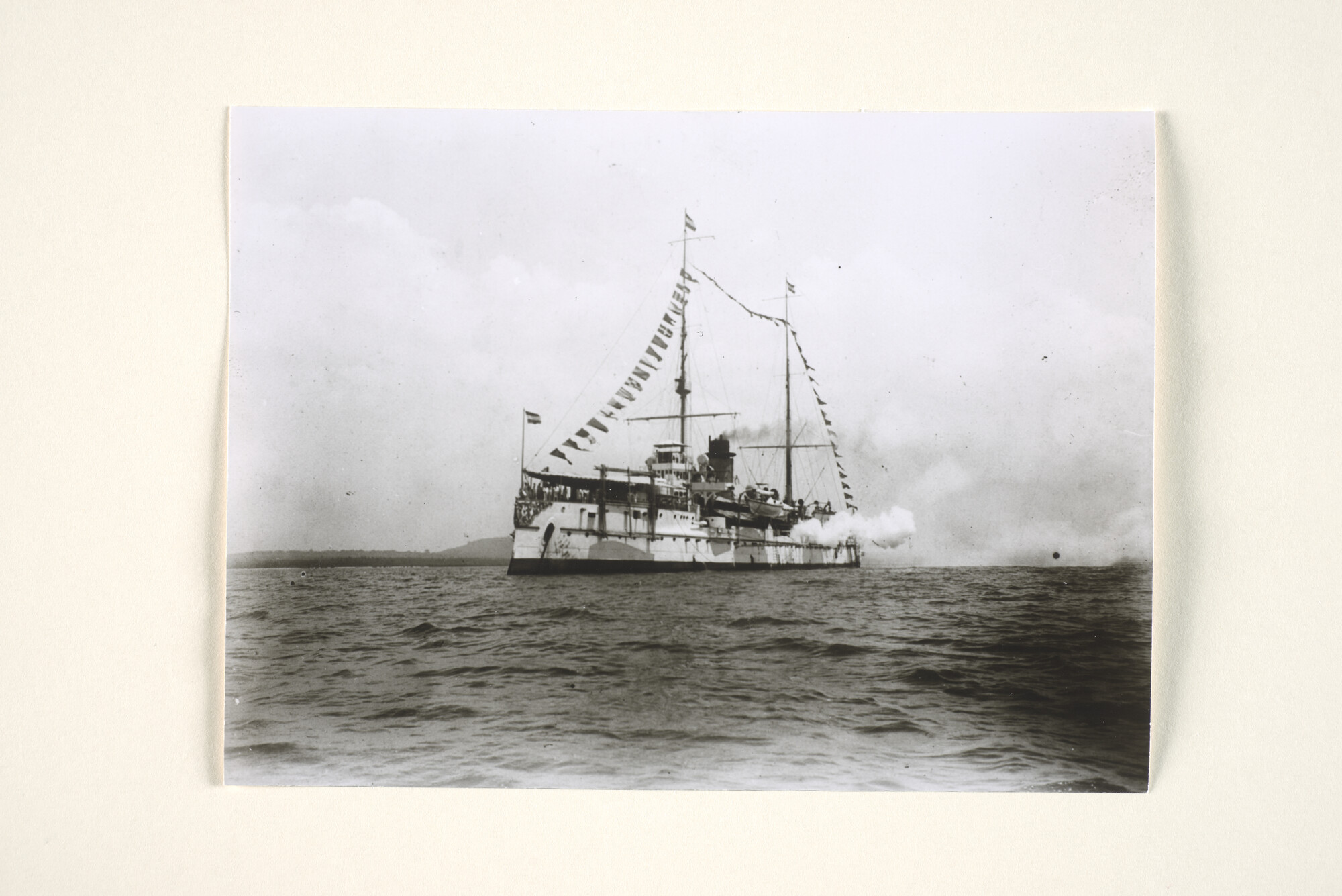 1995.1342; Het pantserschip Hr.Ms. 'Marten Harpertsz Tromp' vuurt saluutschoten af in de Doodskistenbaai; foto
