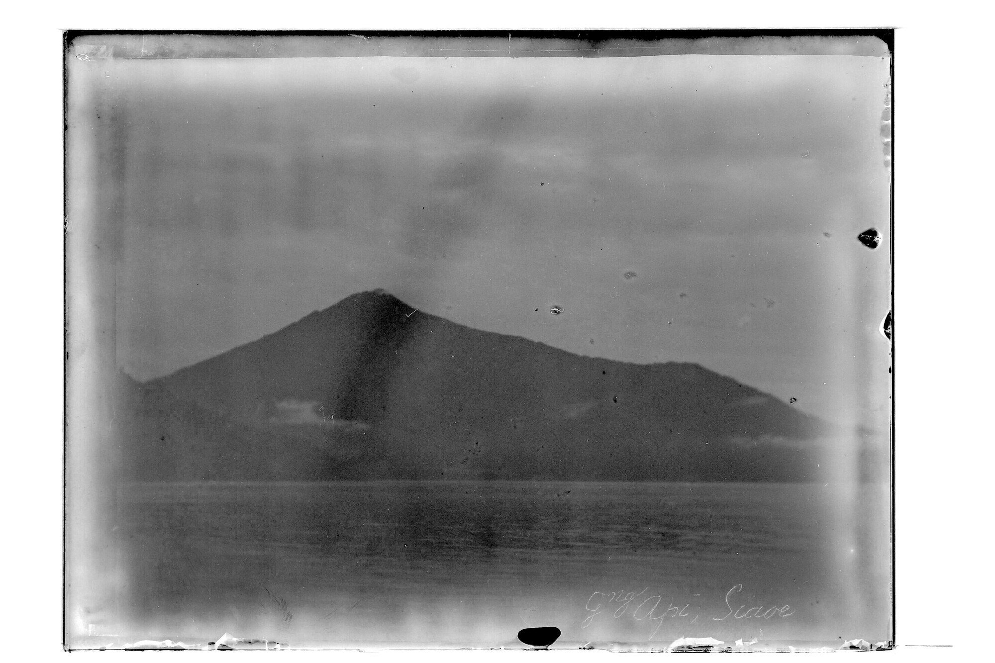S.3319(095)a; Vulkaan Goenoeng-Api (Banda); negatief